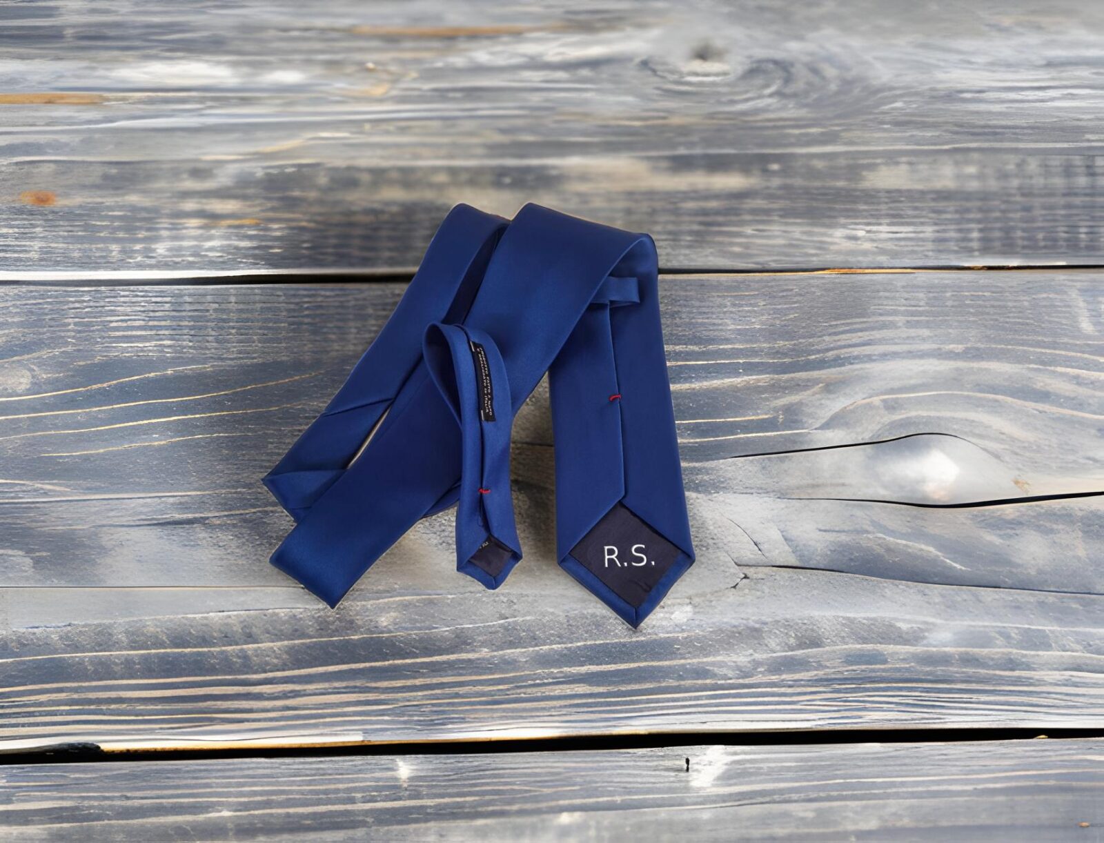 Cravatta Personalizzata Blu con Ricamo. Iniziali, Nome, Date, Stemmi Aziendali