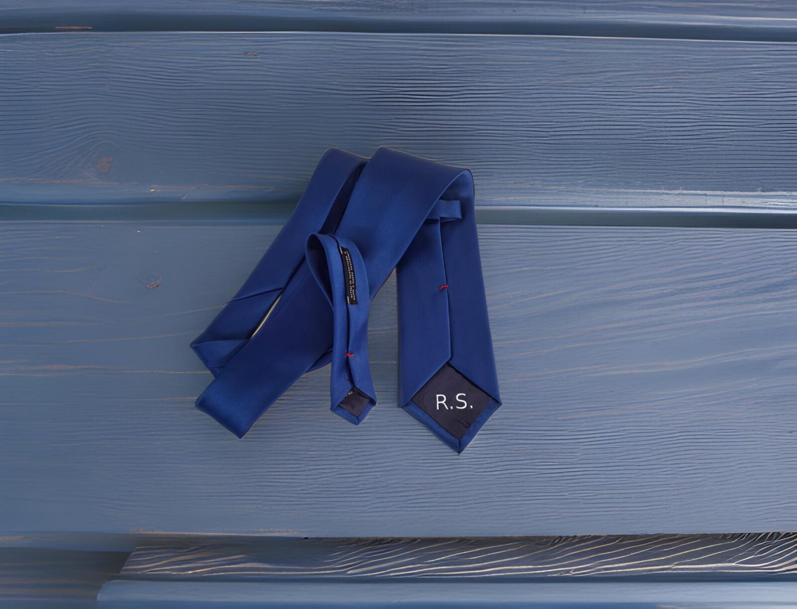 Cravatta Personalizzata Blu con Ricamo. Iniziali, Nome, Date, Stemmi Aziendali